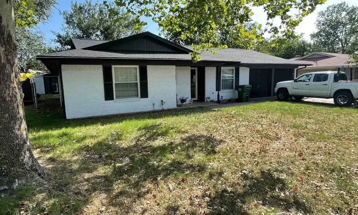 Professional roofing crew working on a residential roof in Great Neck Plaza